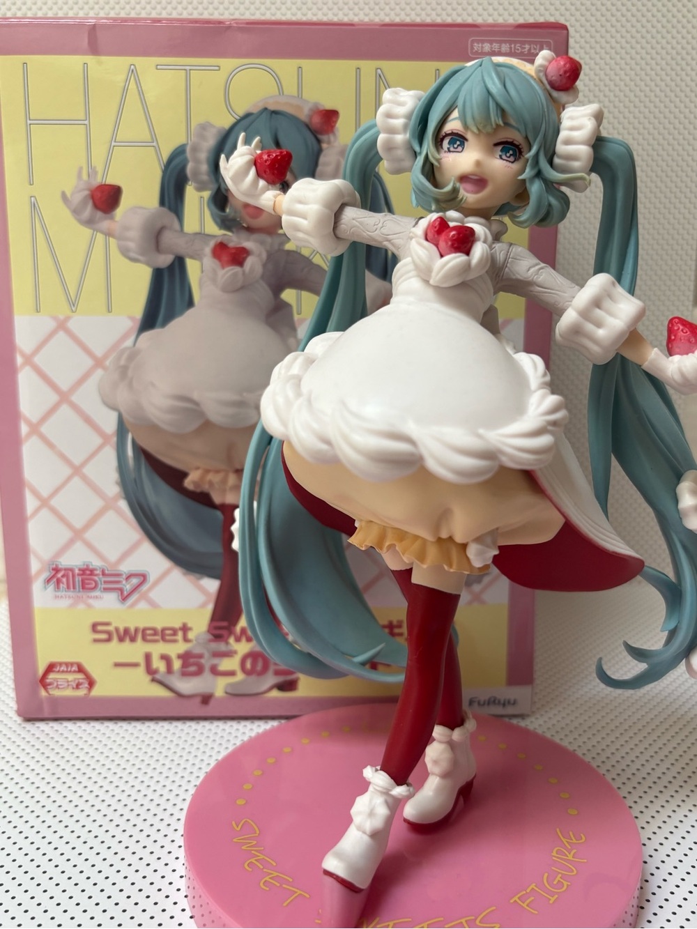Hatsune Miku Figure- SweetSweet Series- Strawberry Shortcake version